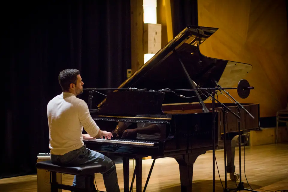 David Catá al piano de cola en el escenario