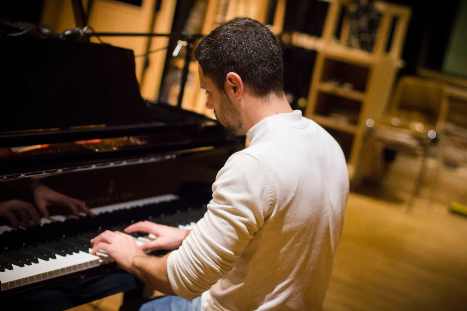 David Catá tocando el piano, de perfil