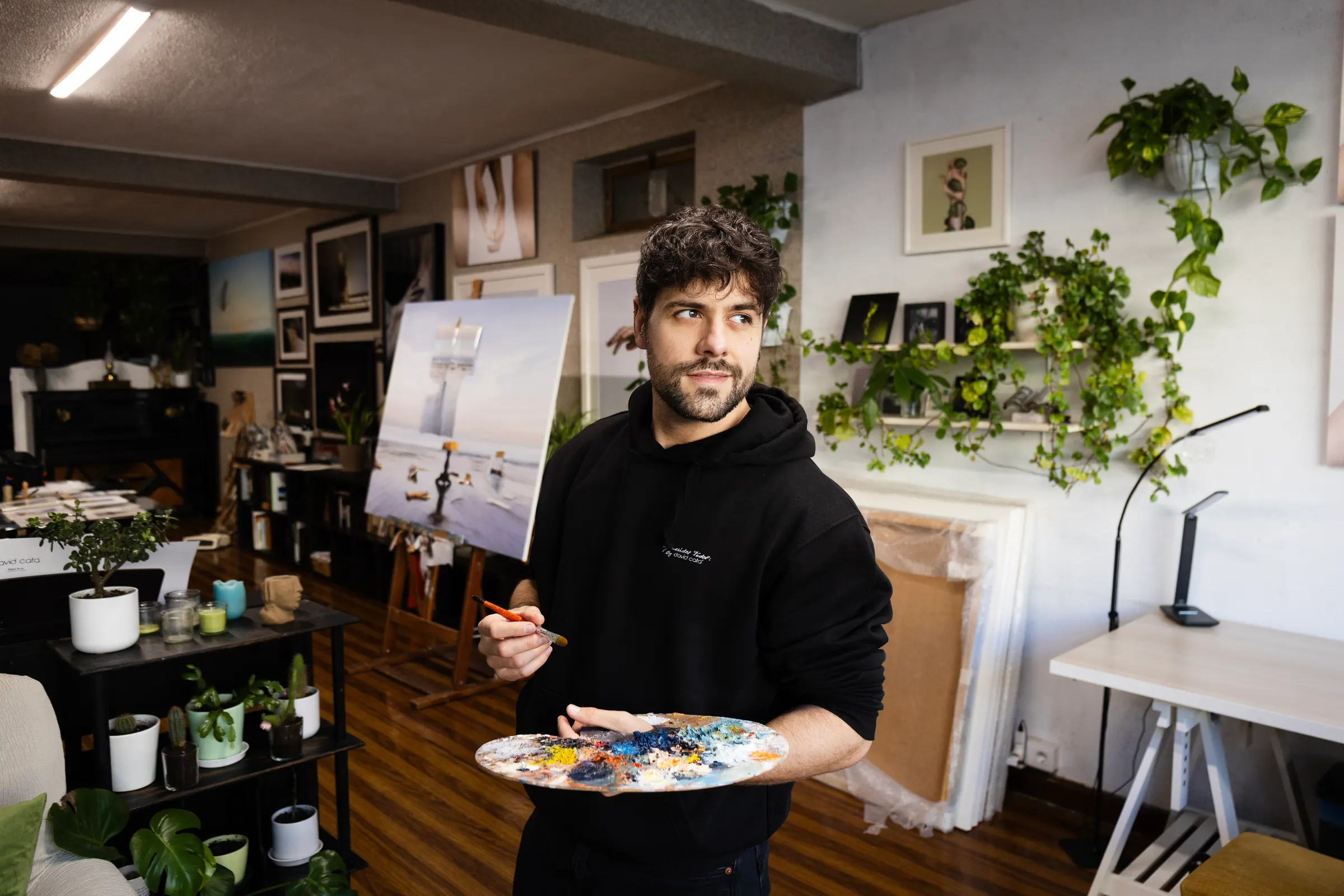 David Catá en su estudio de Viveiro, con la paleta en la mano
