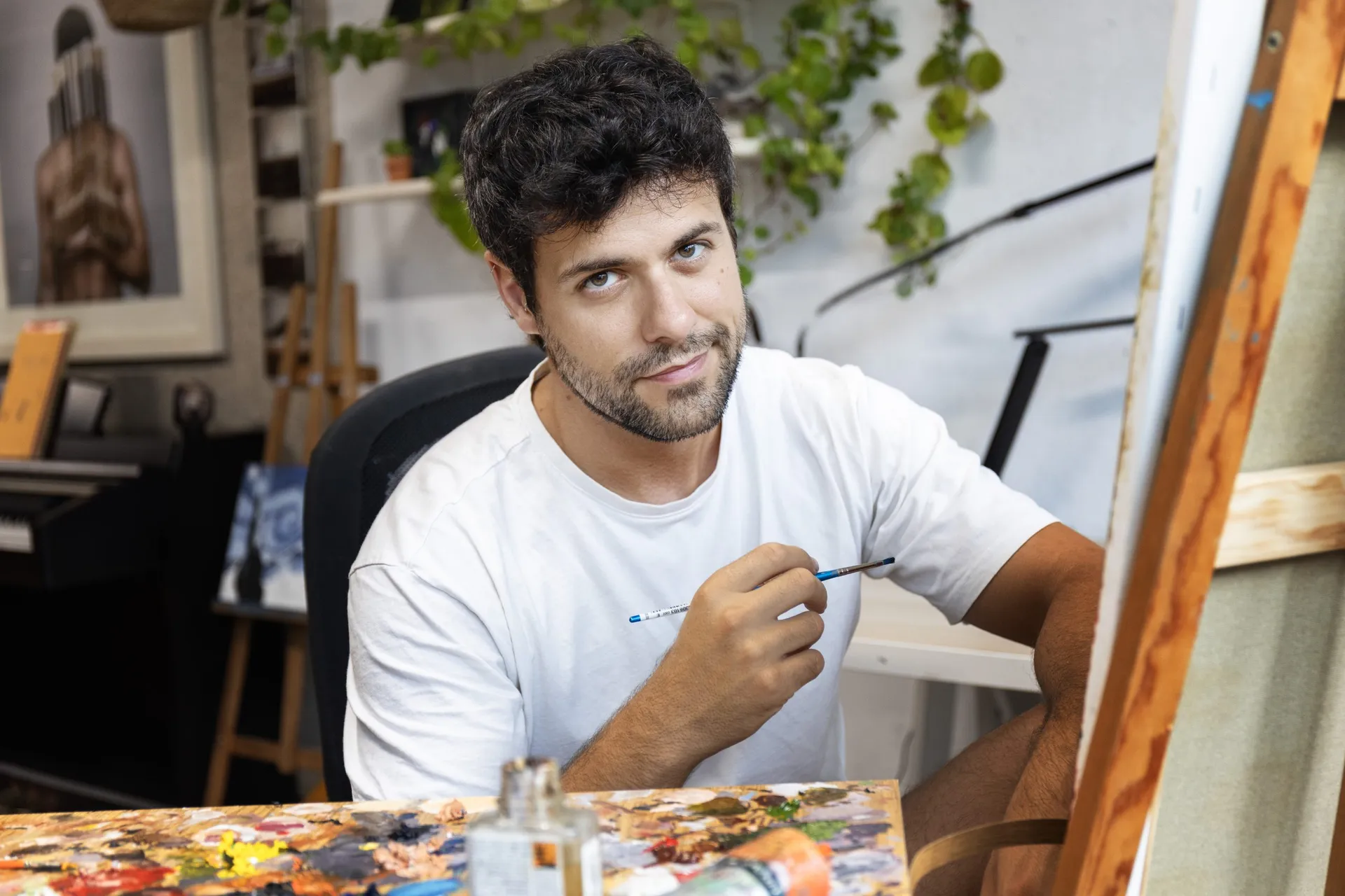 David Catá pintando en su estudio de Viveiro