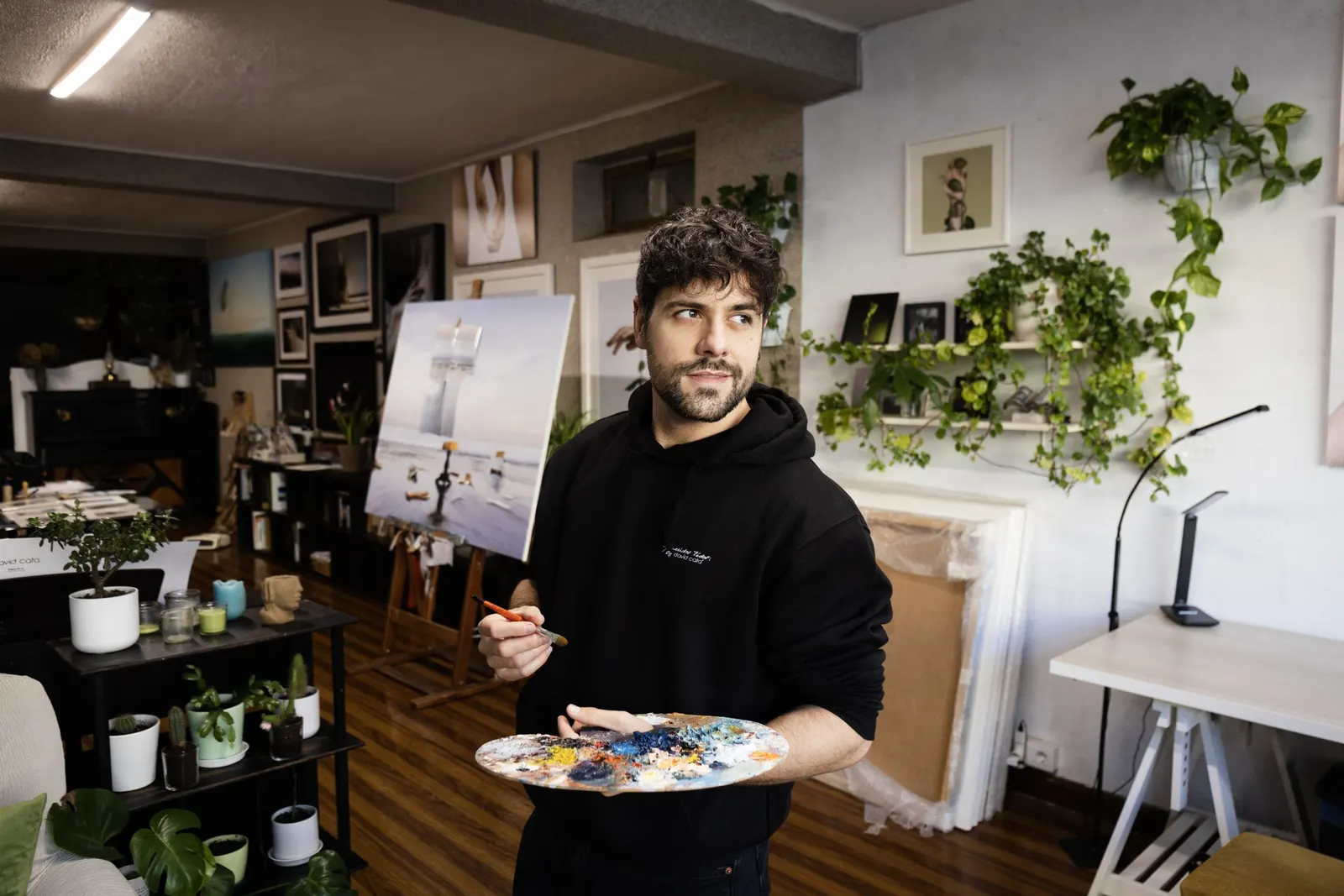 David Catá en su estudio de Viveiro, entre su obra